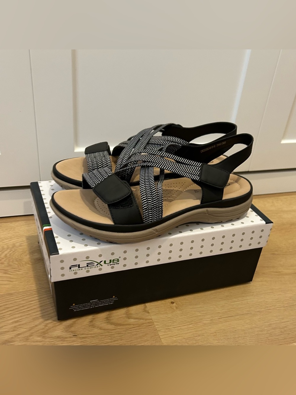 New in Box Flexus Crossbeam Sandal Size 9/40 Black